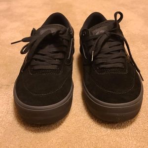 NWT blackout suede Vans Gilbert Crockett Pros sz.9